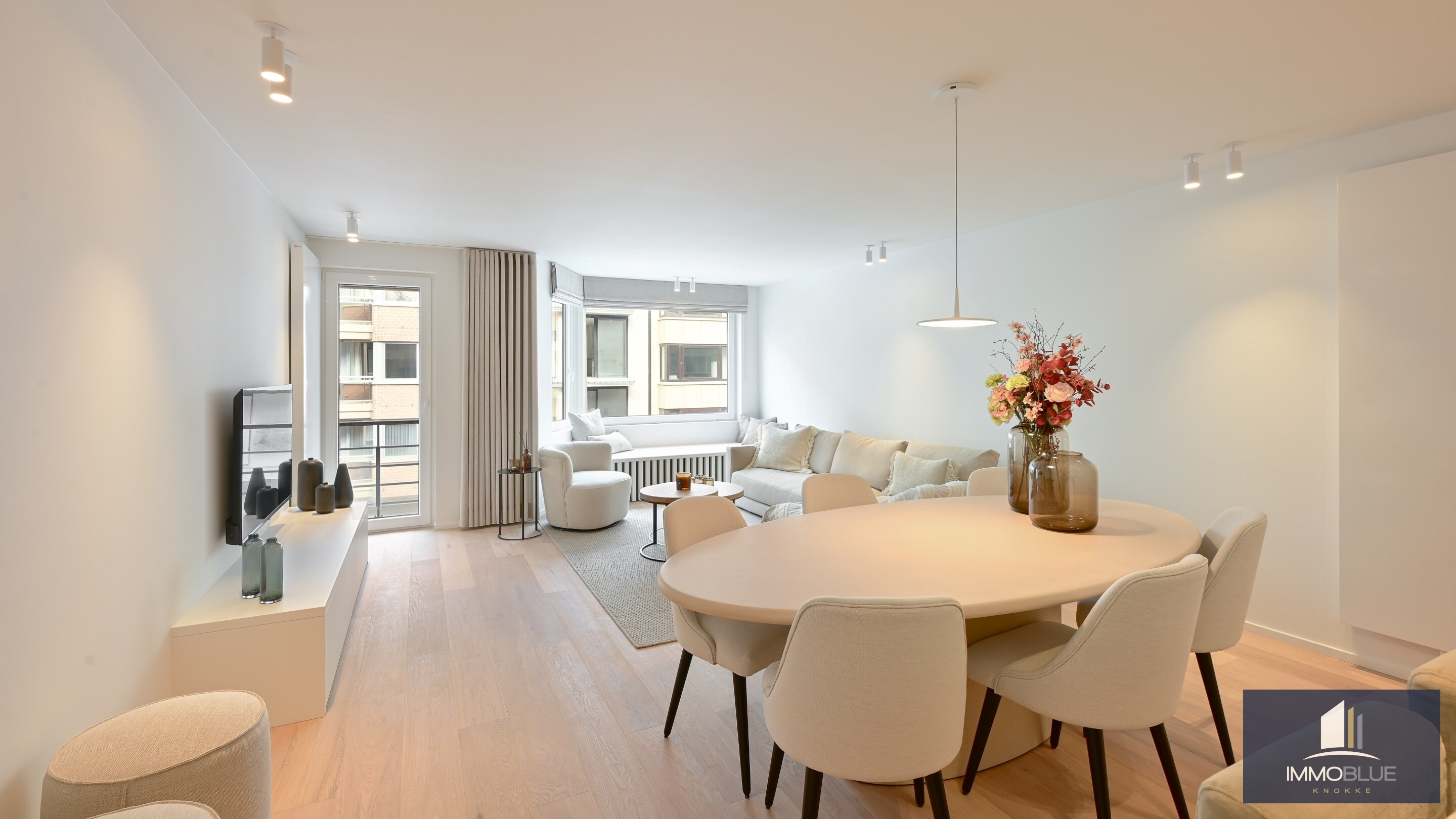 Appartement entièrement rénové avec vue latérale sur la mer. 