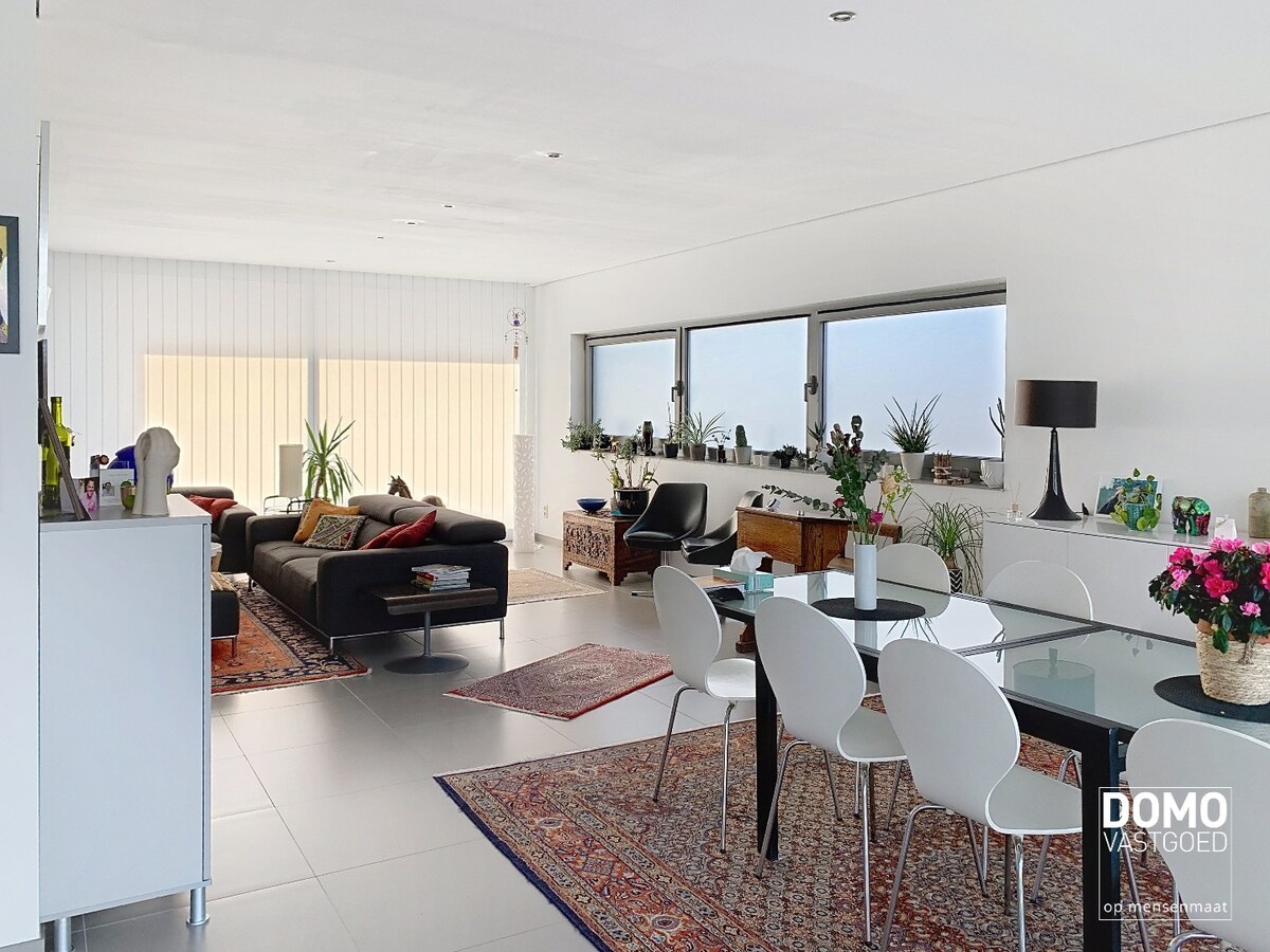 COMMERCIEEL PAND MET RUIM APPARTEMENT OP ZICHTBARE LOCATIE IN HERK-DE-STAD 