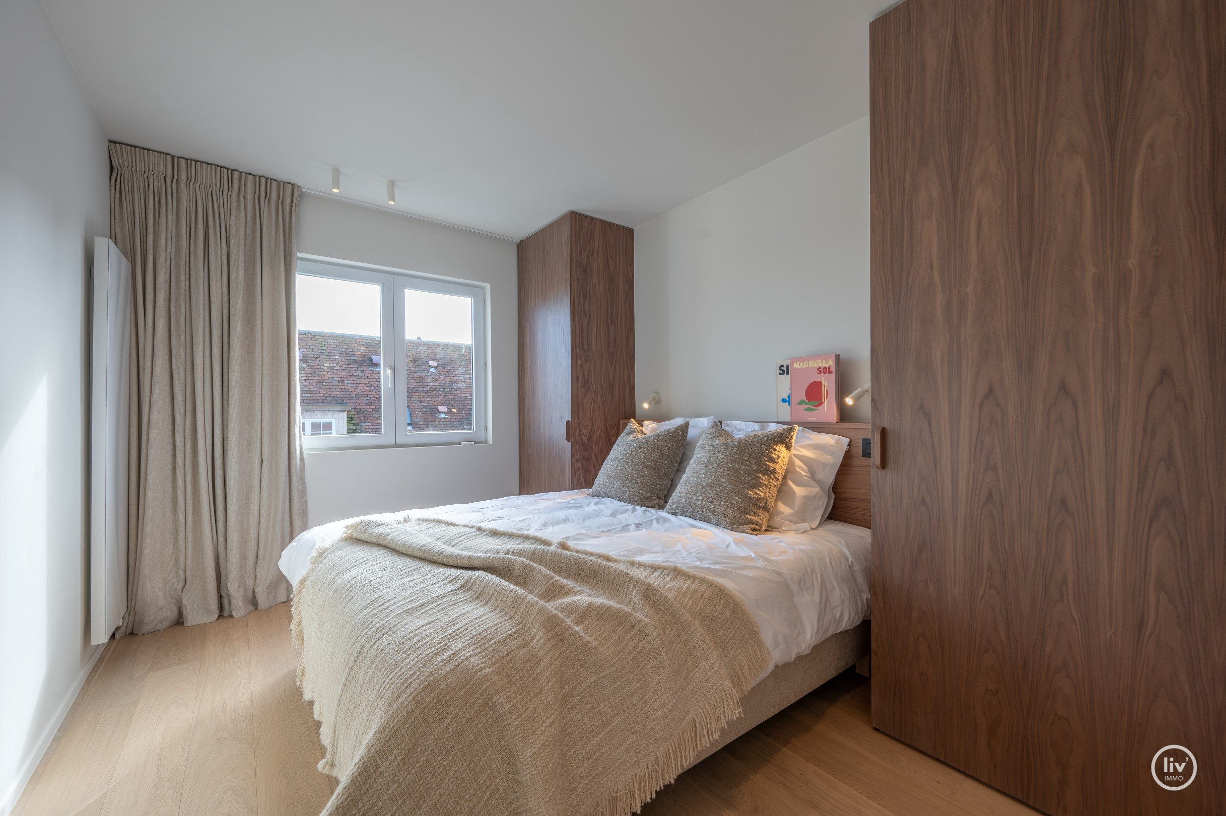 Zeer luxueus gerenoveerd 4 slaapkamer hoekappartement ideaal gelegen te Duinbergen genietend van zeezicht. 