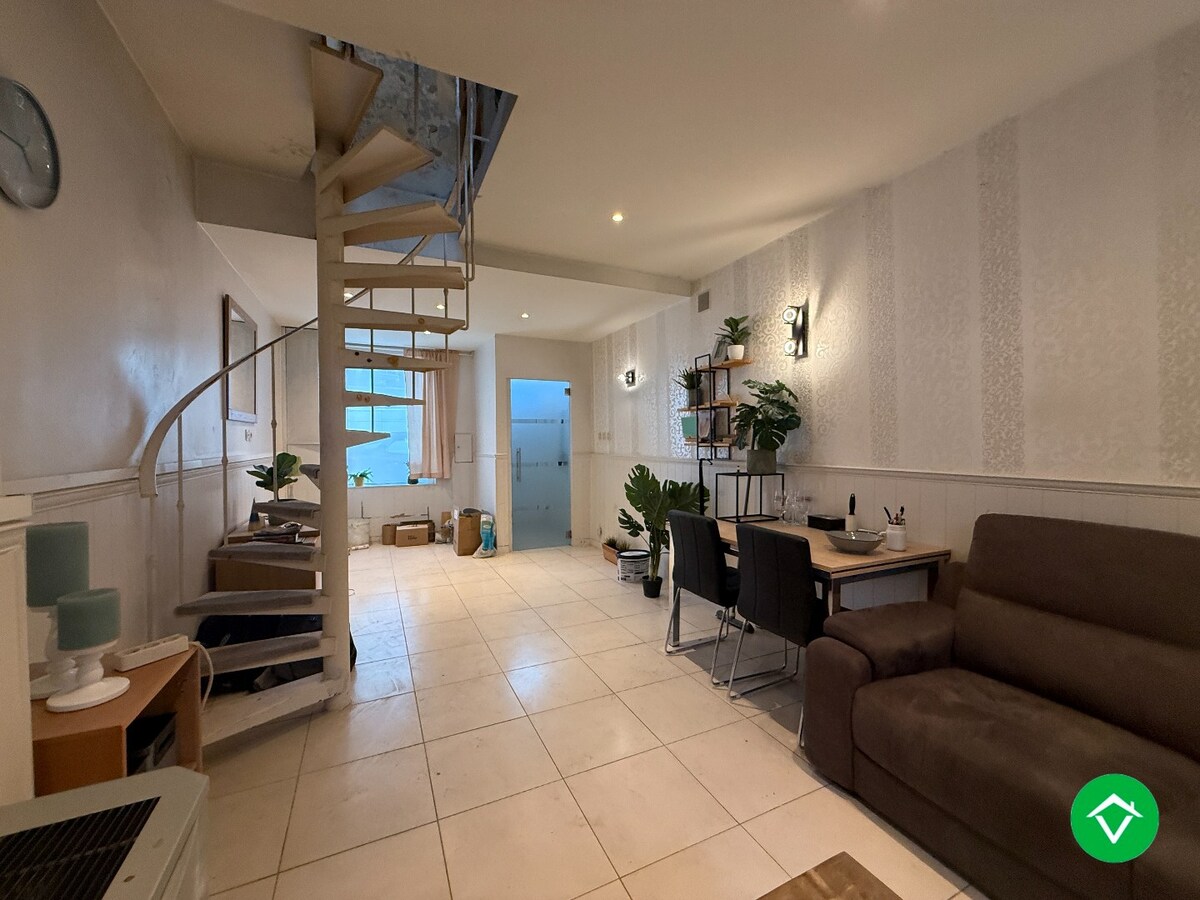 Op te frissen rijwoning met 3 slaapkamers in centrum Roeselare 