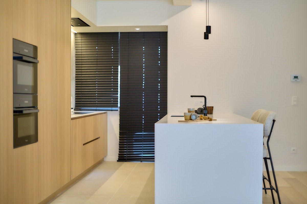 Appartement entièrement rénové avec 4 chambres, situé au centre de Knokke, près de l'avenue Dumortier, avec vue latérale sur la mer. 
