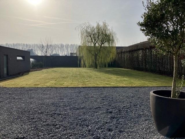 Volledig gerenoveerde woning met winkelruimte, garage en tuin op 1.280m² 