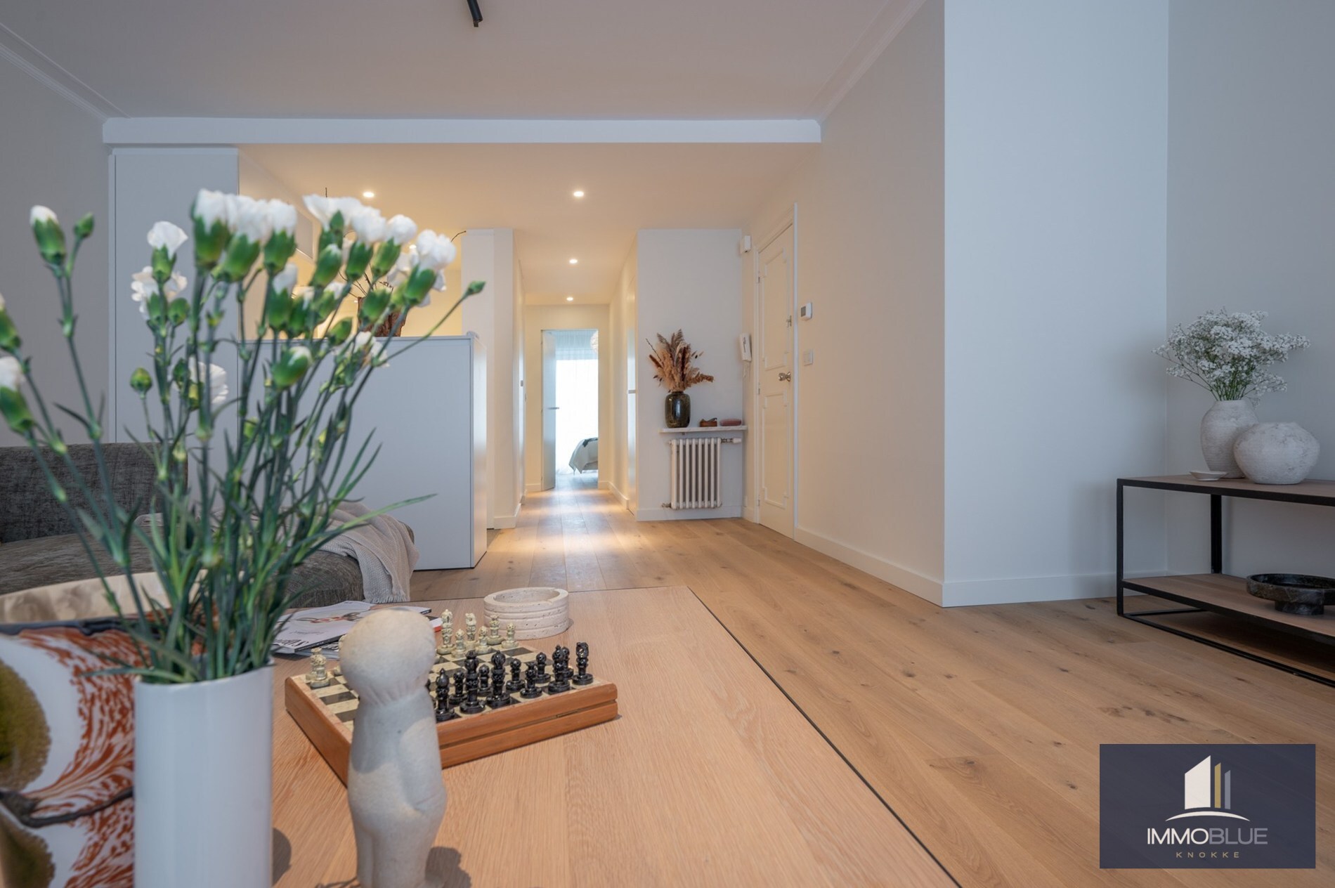 Stijlvol en volledig gerenoveerd appartement op wandelafstand van zee en het commerciële centrum. 