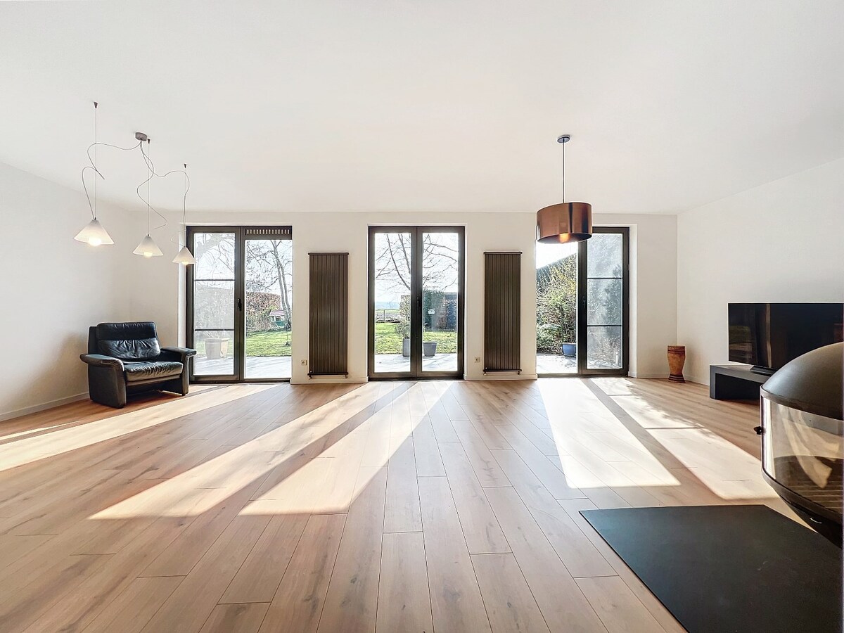 Ruime villa met unieke architectuur en tuin te Tollembeek 