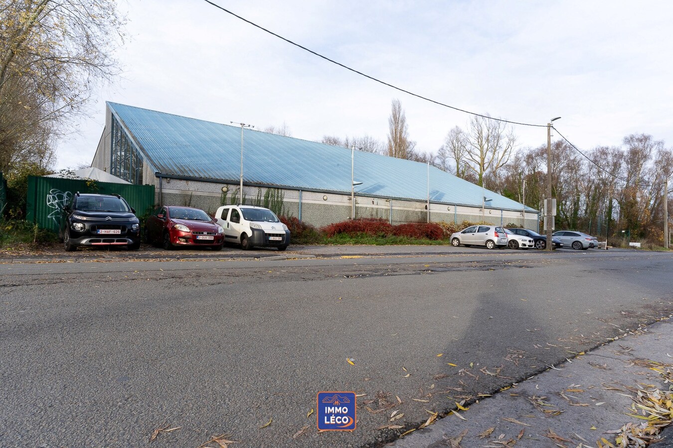 Entrepôt/Show-Room érigé sur 2.696m², à côté de la N58 ! Nombreuses possibilités ! 