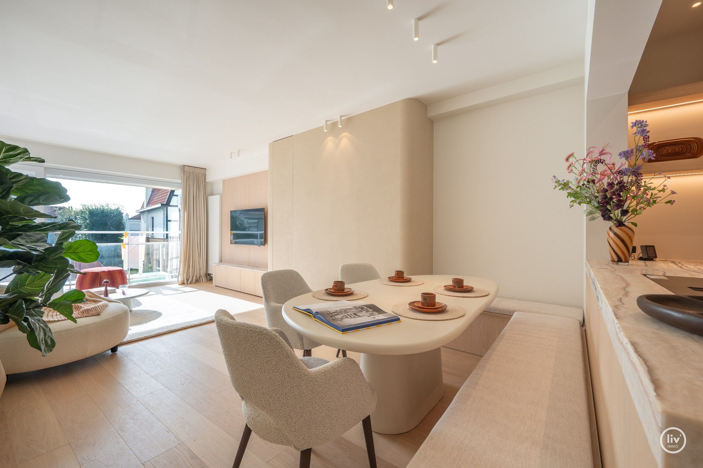 Prachtig gerenoveerd 3 slaapkamerappartement met open zichten gelegen op de Jozef Nellenslaan te Knokke. 