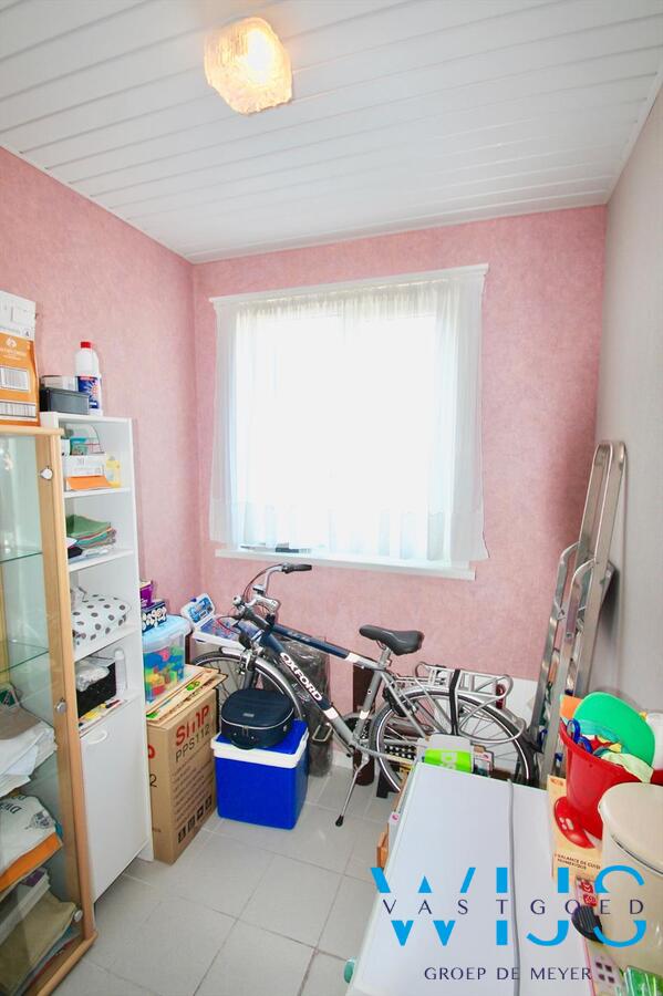 Praktische instapklare rijwoning gelegen in een rustige straat te Rieme! 