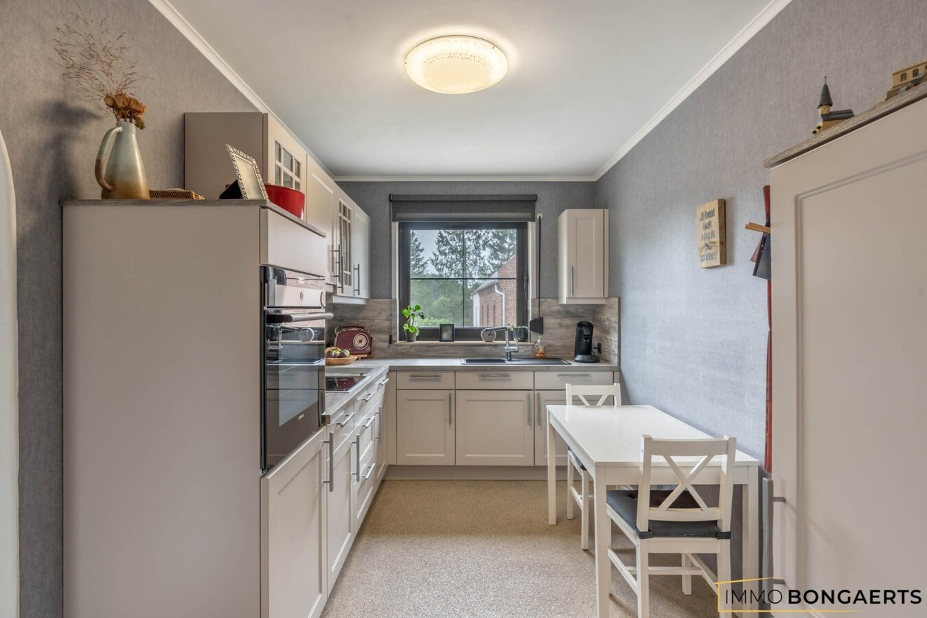 Ruim appartement met 3 slaapkamers en garage. 