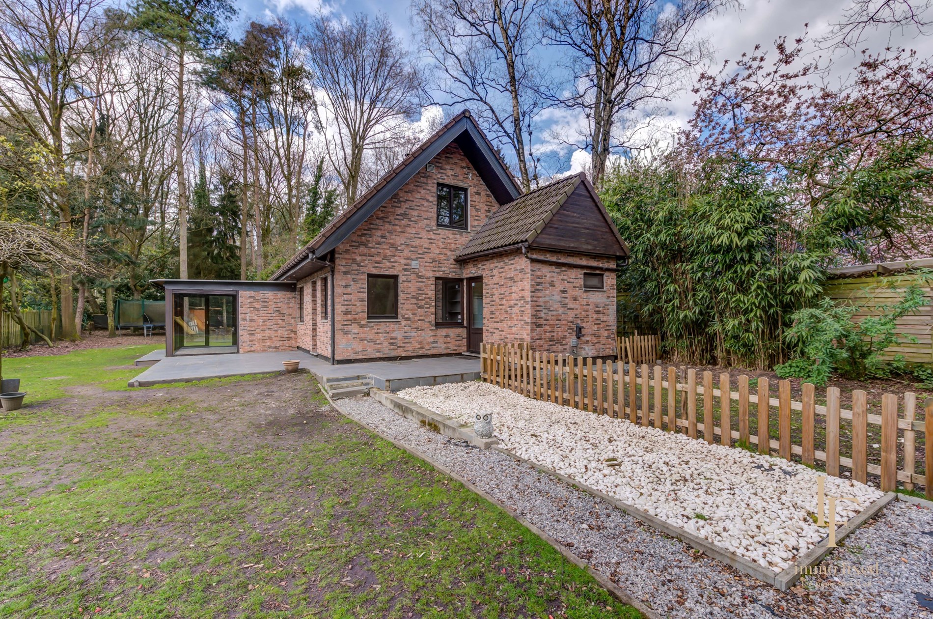 Vrijstaande woning (TE RENOVEREN) op 1400m2 grond te Schilde! 