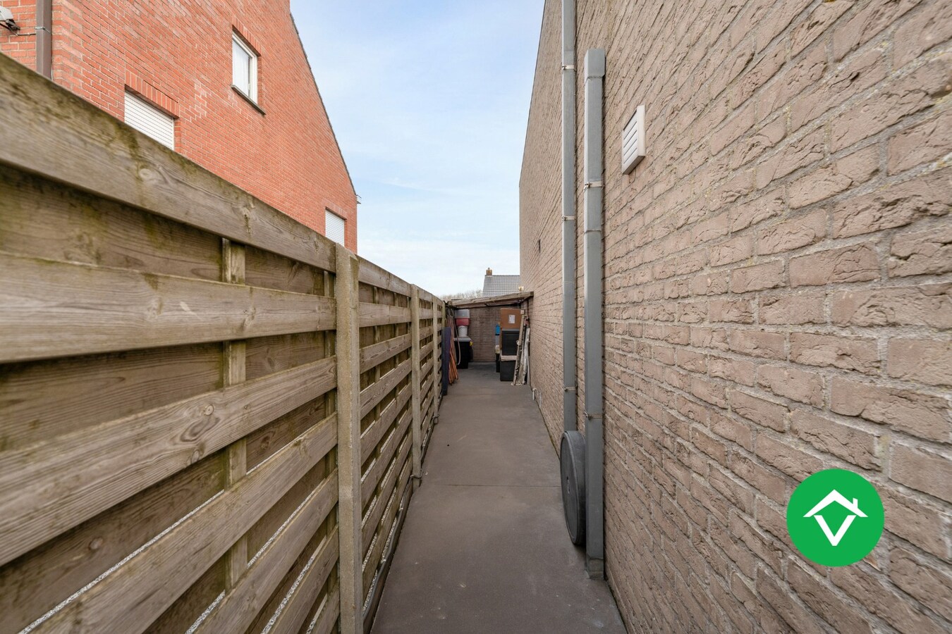 Alleenstaande woning met 4 slaapkamers en garage te Aartrijke 