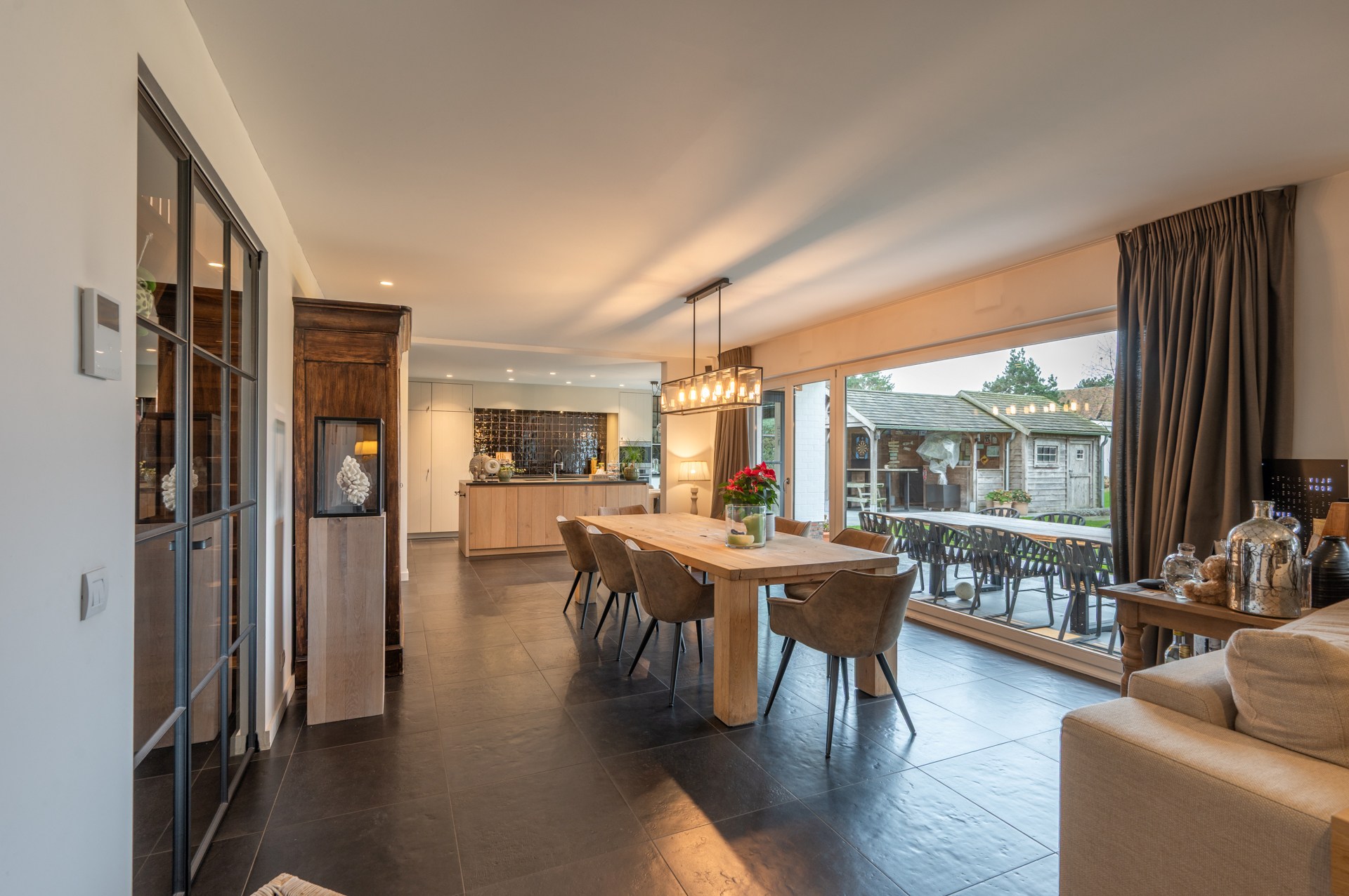 prachtig gerenoveerde alleenstaande villa geniet van een uitstekende centrale ligging, op slechts enkele minuten van het centrum van Knokke. 