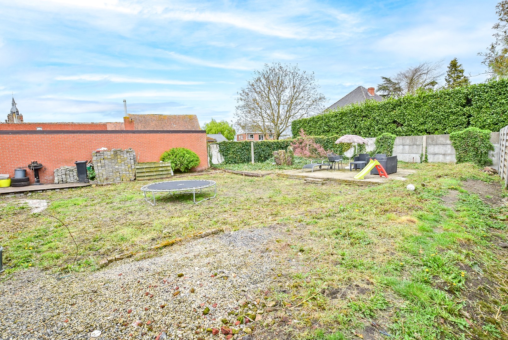 Instapklare rijwoning met 3 slaapkamers en tal van mogelijkheden. 