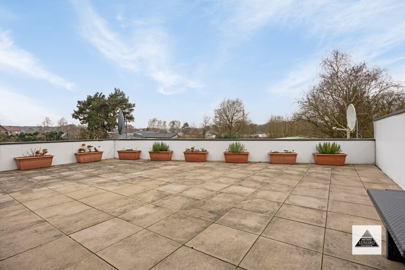 Handelsgelijkvloers en 2 appartementen en parking. Perceel van 15a 49ca. 