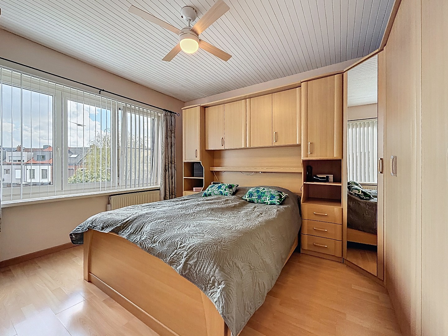 Instapklare bel-etage woning met mooi aangelegde tuin in Merksem 