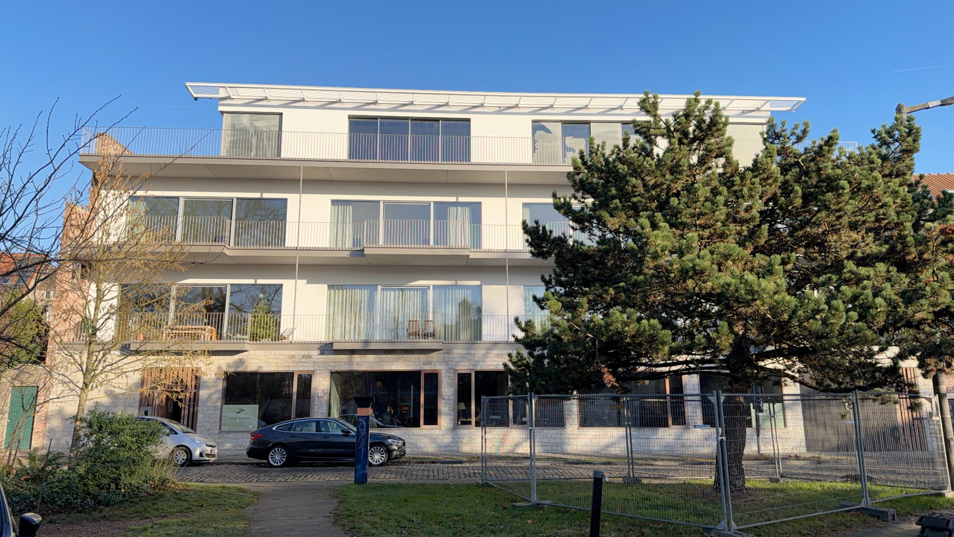 Instapklaar gelijkvloers kantoor te huur aan Bijlokesite te Gent