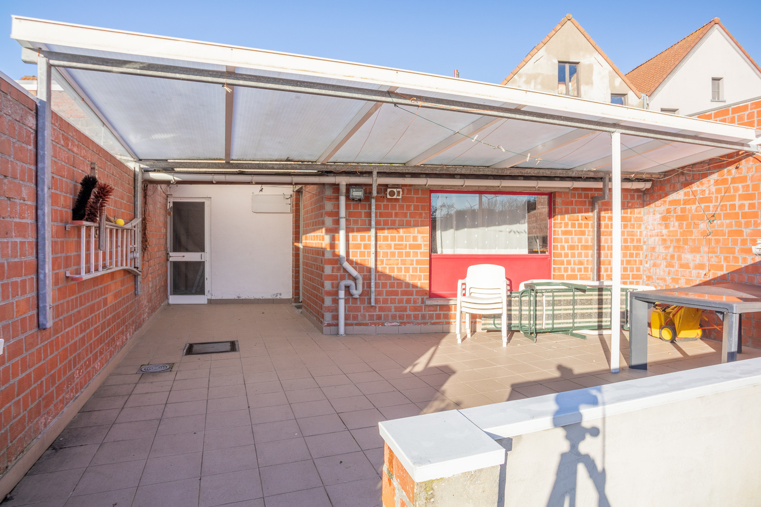 Halfopen woonhuis met grote, zonnige tuin op rustige ligging 