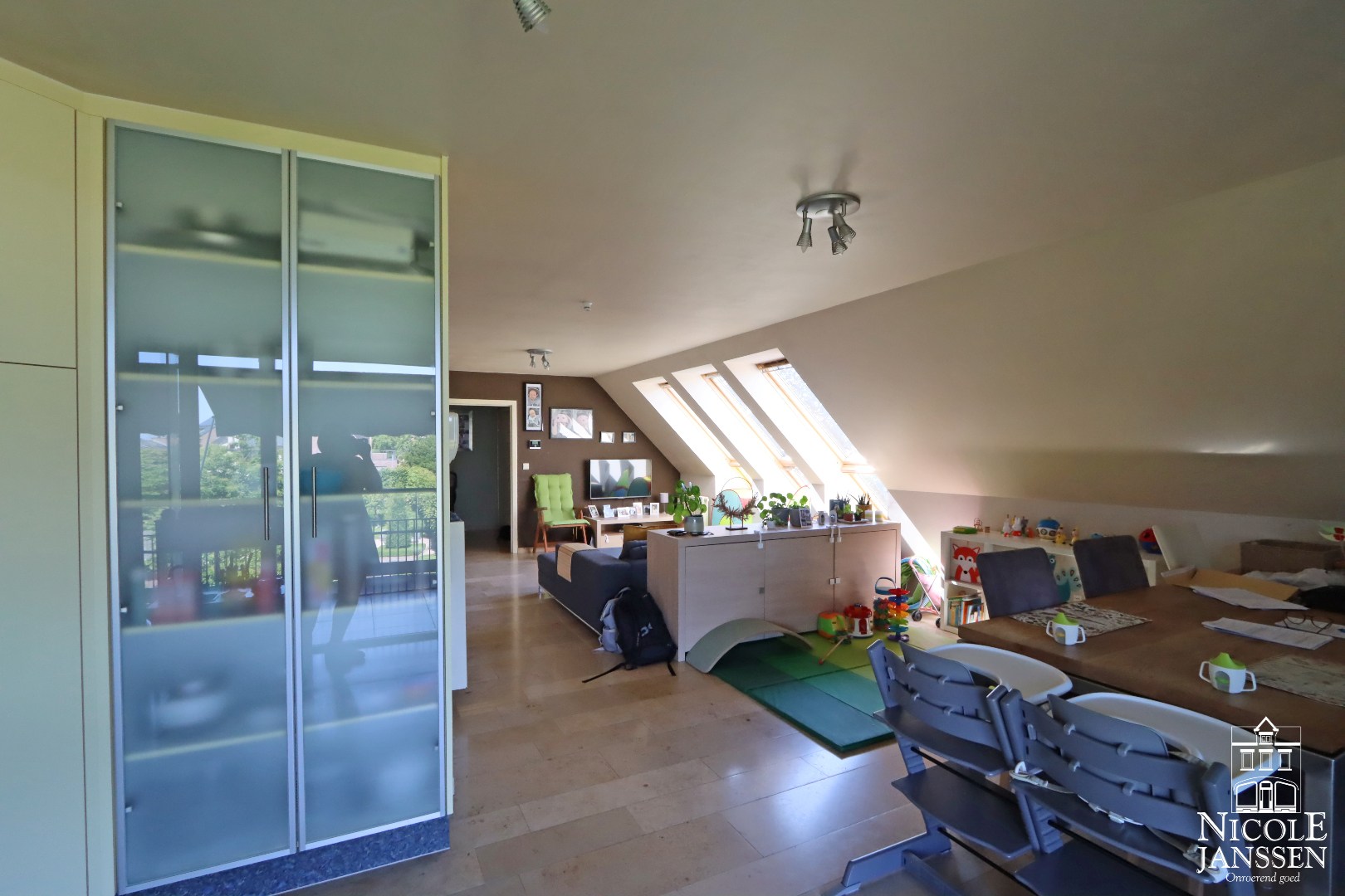 Zeer ruim duplex-appartement 