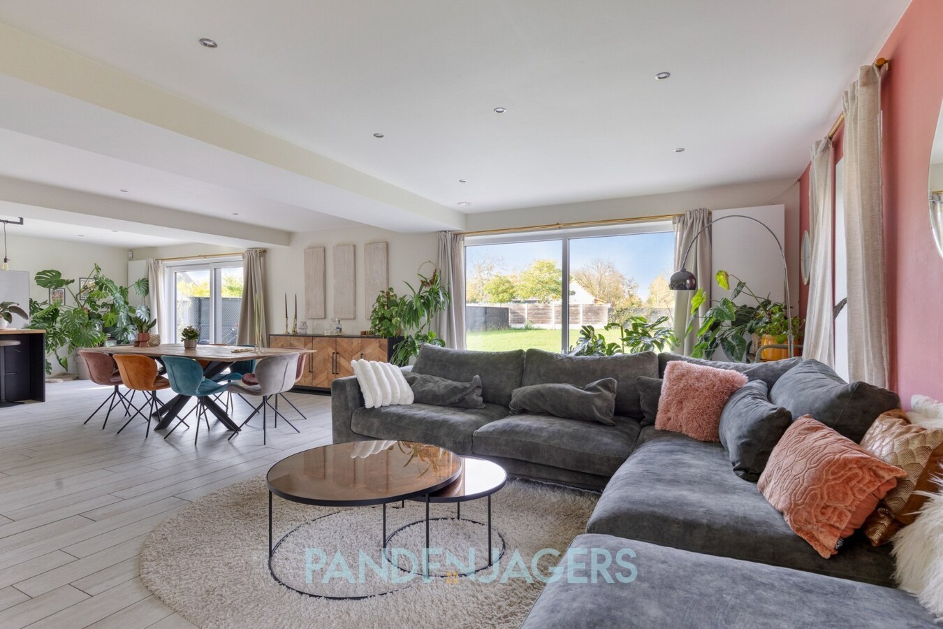 Recente energiezuinige woning met 6 slaapkamers, laadpaal en ruim perceel 