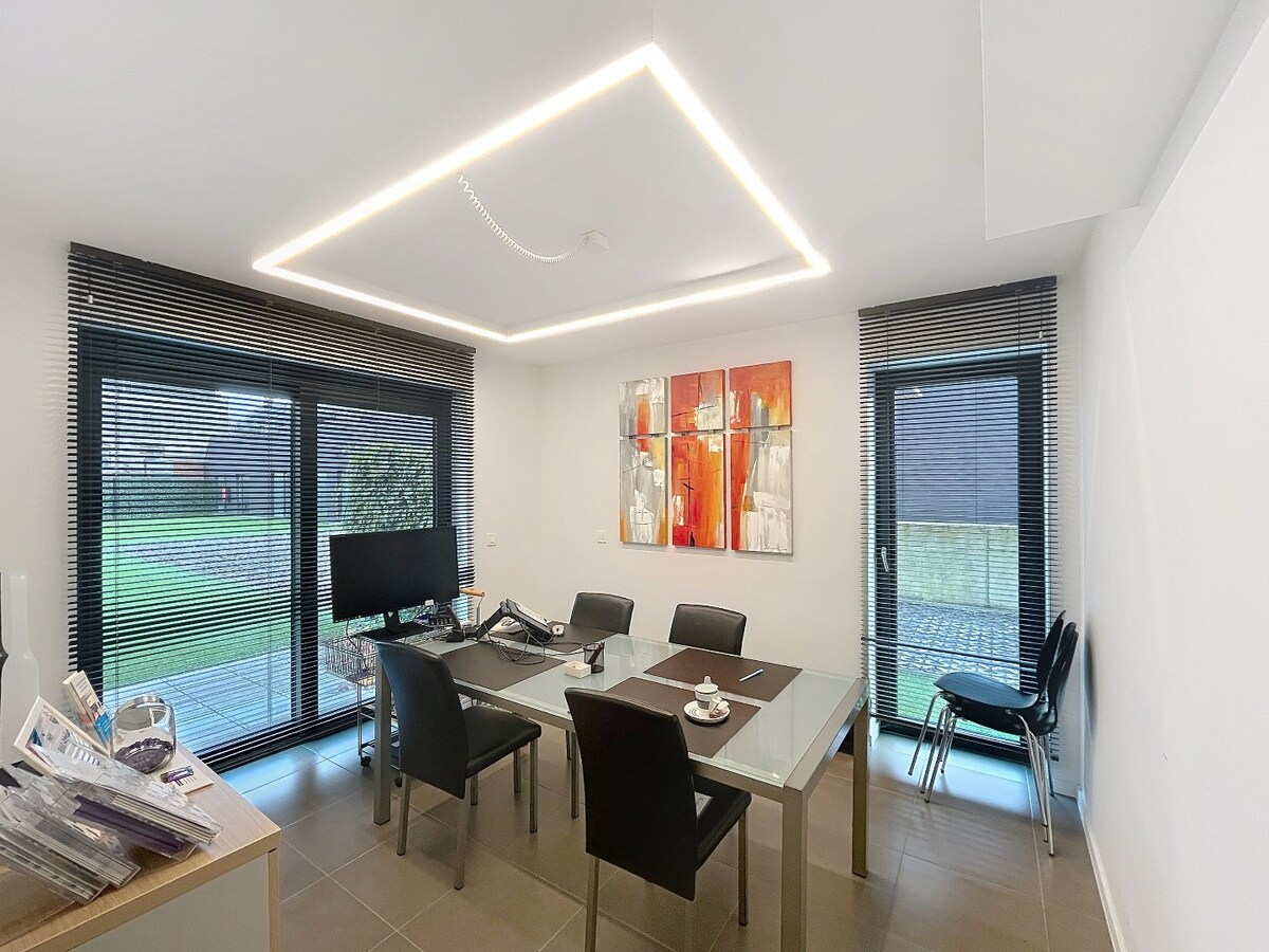 Commercieel kantoor op toplocatie in Aalter met 5 bureau ruimtes 