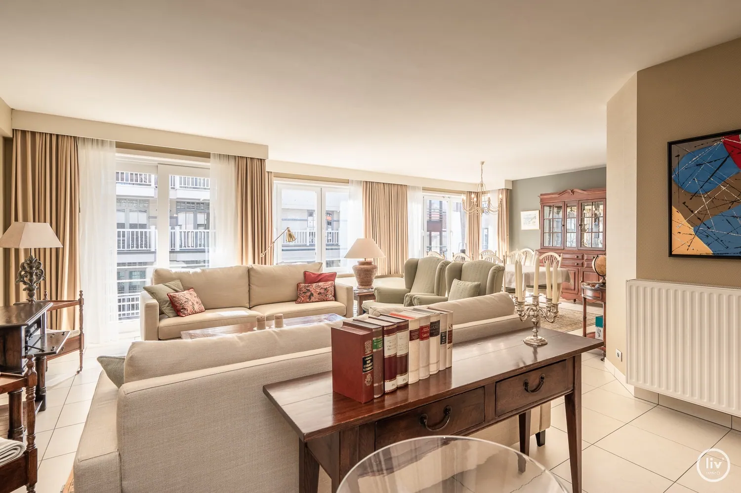 Ruim appartement (160 m2) met gevelbreedte van bijna 11 meter gelegen op de Jef Mennekenslaan te Knokke.