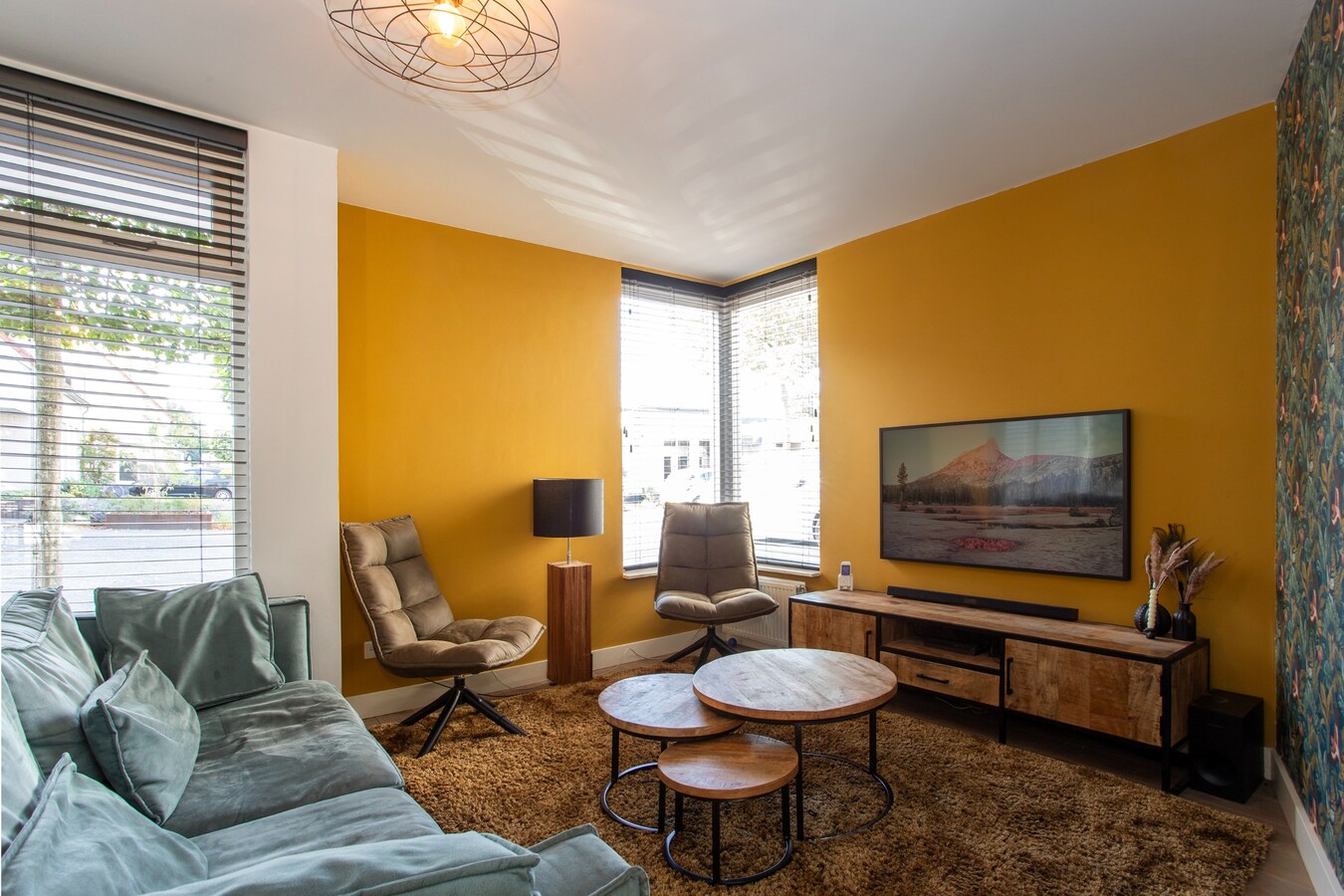 Vrijstaande woning met carport en garage gelegen op een perceel van 437 m2. 