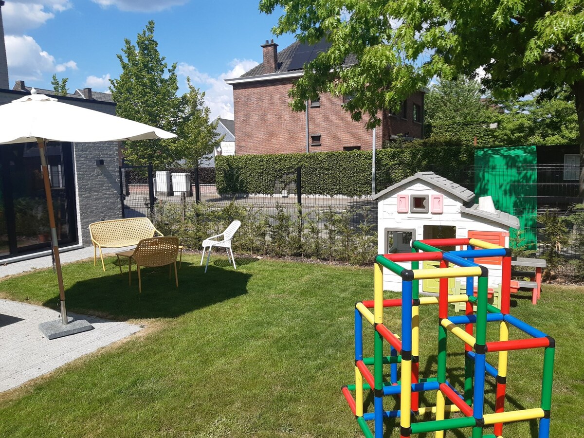 BEN-appartement met terras en tuintje. 