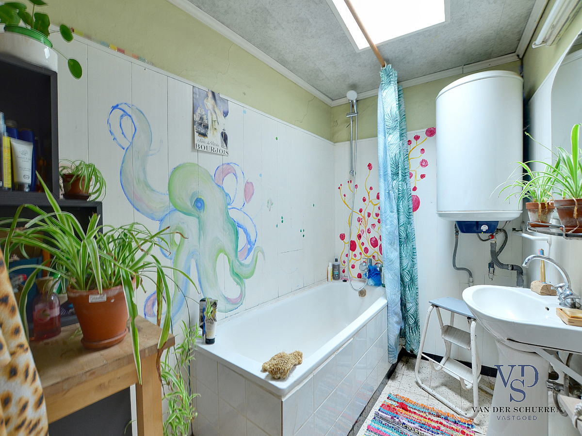 Karaktervolle, te renoveren woning (op bijna 900 m²). 