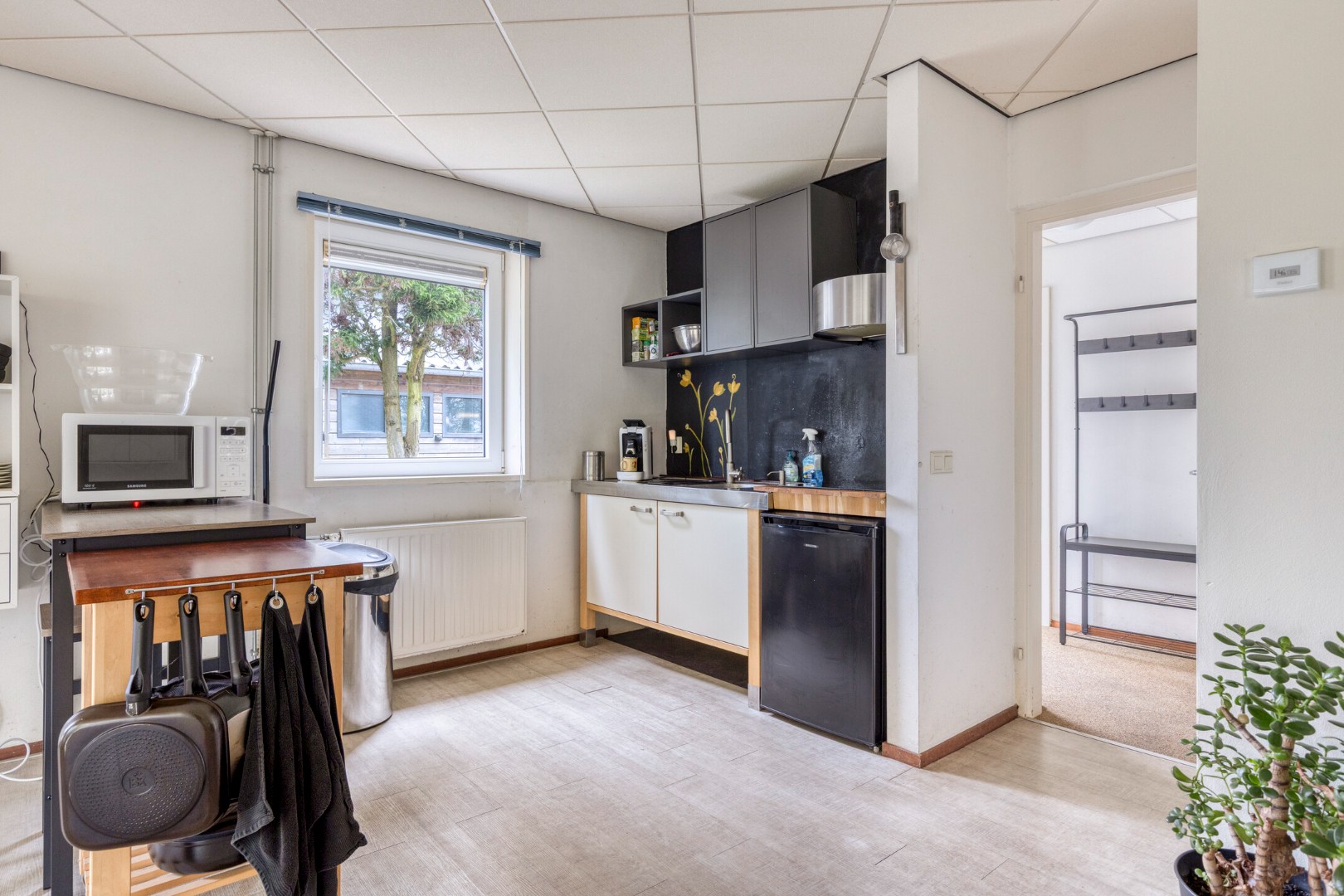 T.A. Makelaardij biedt aan: Op loopafstand (ca. 200m.) van het Veerse Meer staat deze rustig gelegen vrijstaande woning op een royaal perceel (860m2) aan een doodlopend straatje 