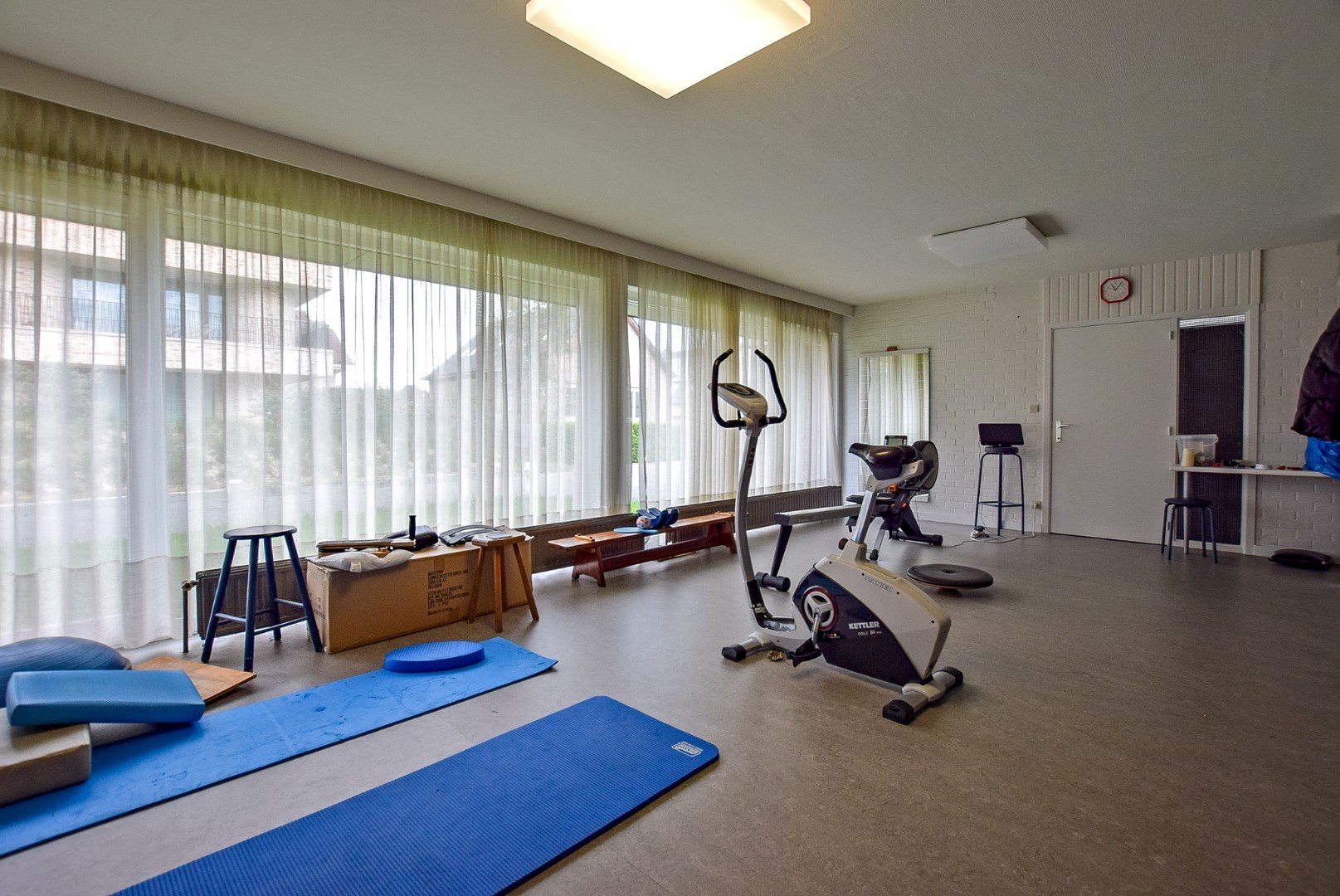 Goed gelegen kantoorruimte / praktijkruimte met woonst te Oostduinkerke op 749m². 