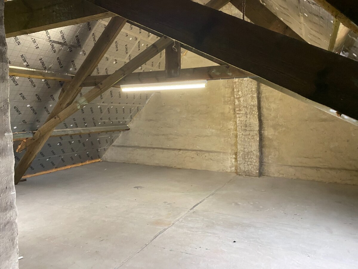 Centraal gelegen handelswoning met 5 slaapkamers 