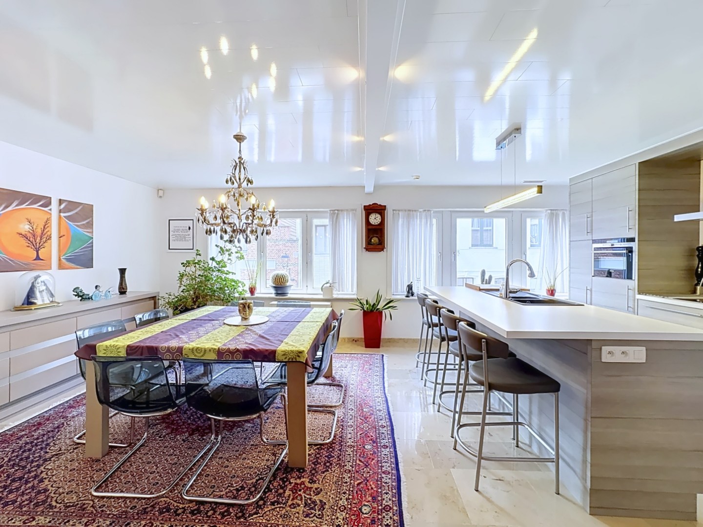 Ruime en centraal gelegen woning met dubbele garage 
