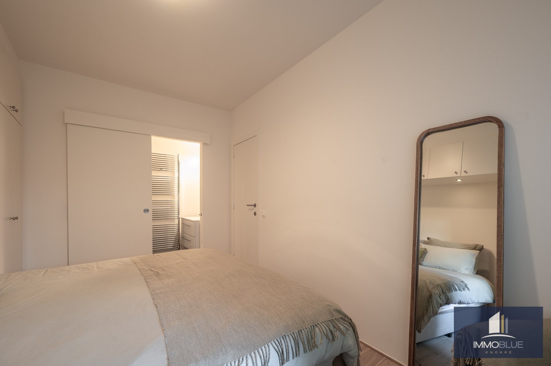 Stijlvol appartement met een gevelbreedte van circa 6 meter genietend van zijdelings zeezicht gelegen aan de Kustlaan. 