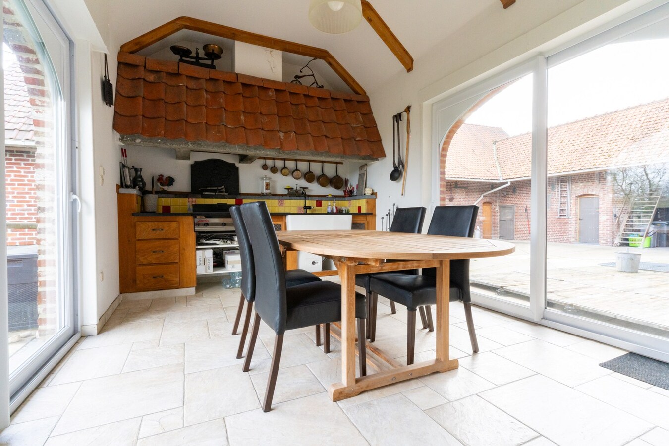 Ensemble immobilier érigé sur 2448m² (Corps de ferme, profession libérale, SPA Airbnb) 