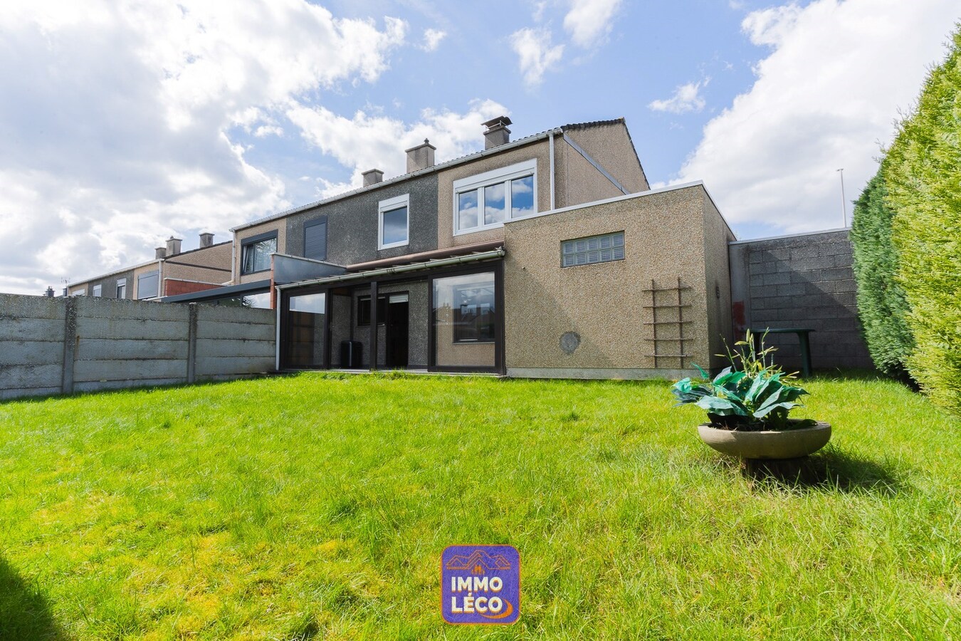 Maison 3 façades avec garage, parking et jardin ! 
