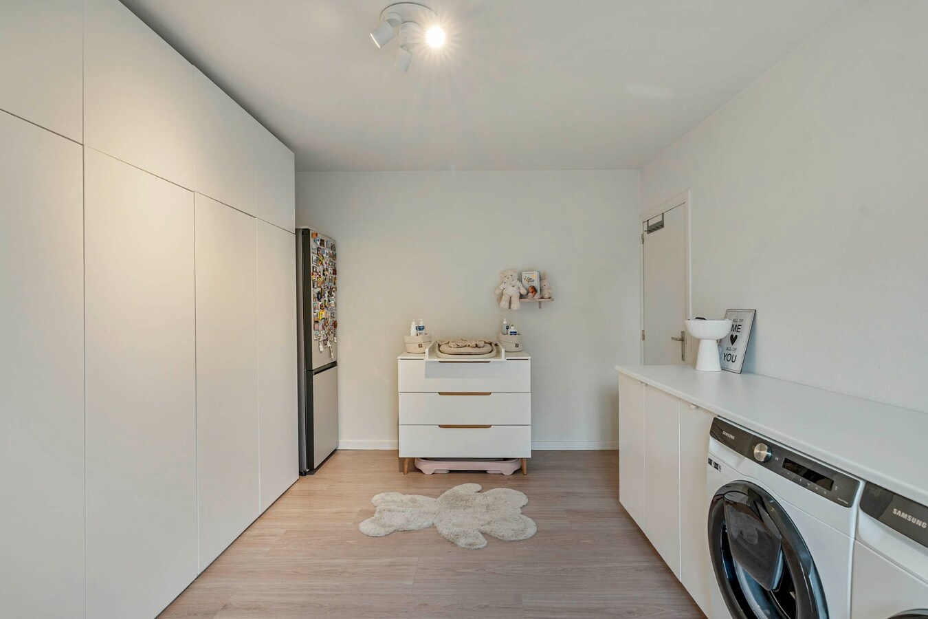 Comfortabel, mooi gerenoveerd duplex-appartement mét ruim terras en carport! 
