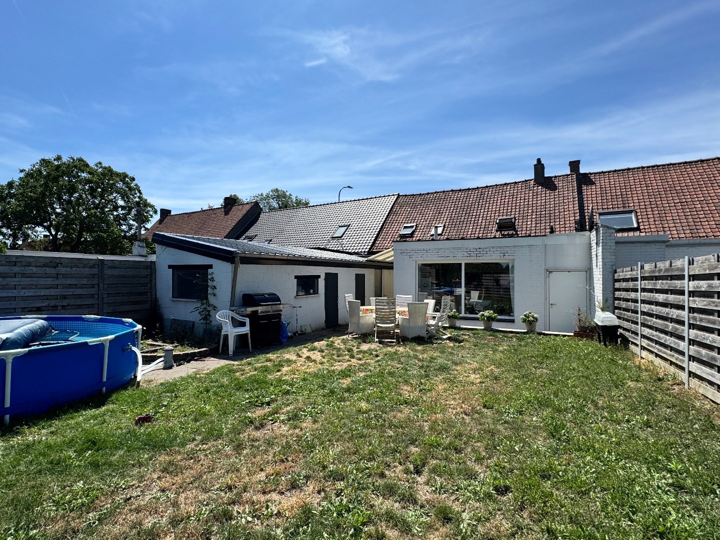 Deels gerenoveerde gesloten bebouwing met tuin en zijdoorgang 