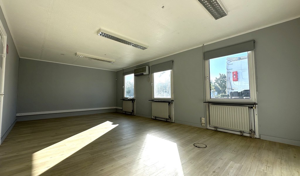 Alleenstaand kantoor te huur langs R4 te Wondelgem