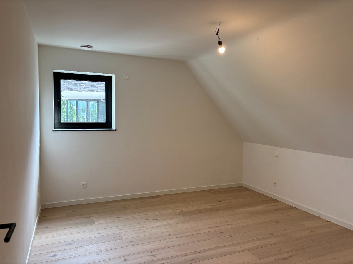 Nieuwbouwwoning met West-tuin in het centrum van Schilde 
