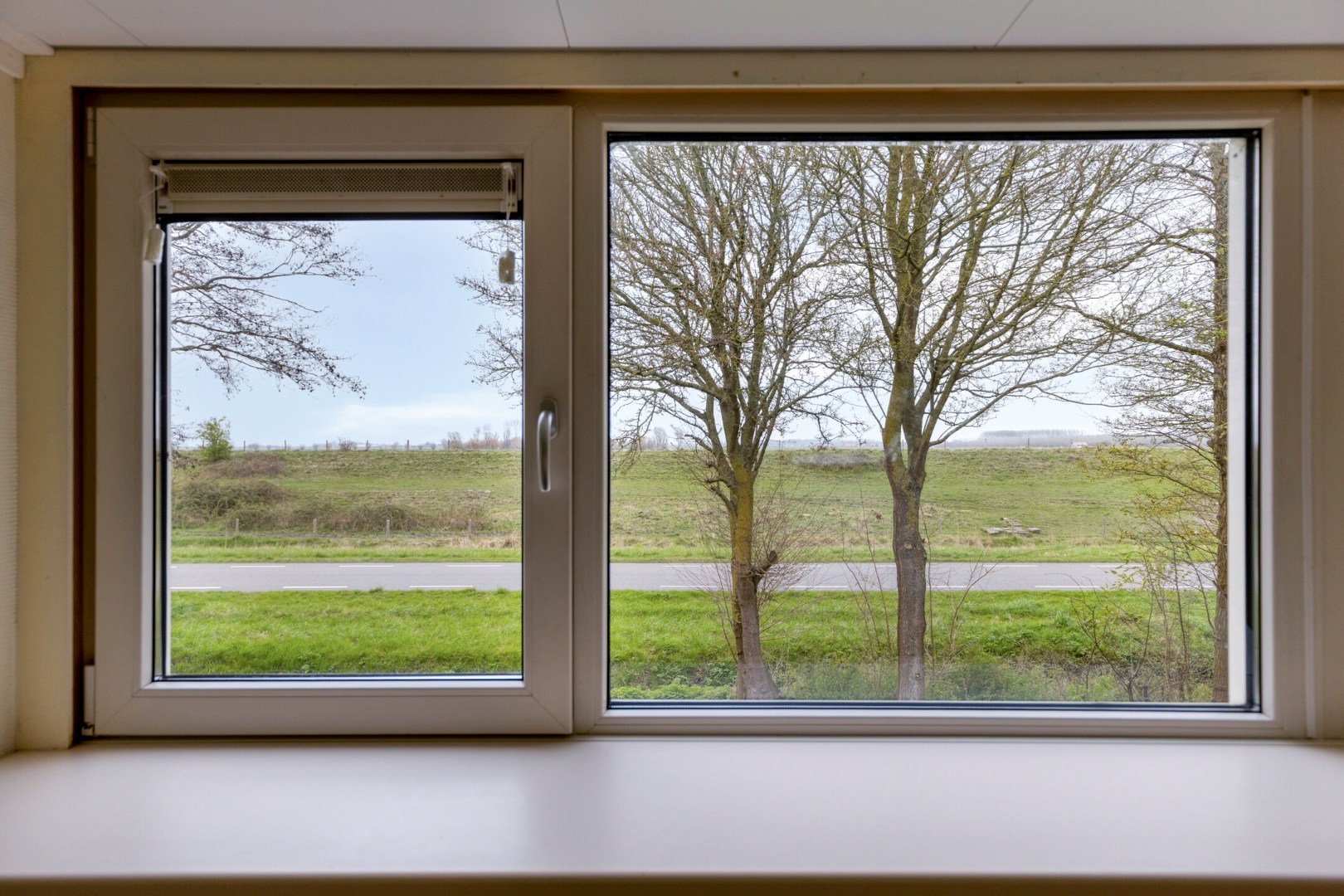 T.A. Makelaardij biedt aan: Populierenlaan 2 te Kamperland. Op loopafstand (ca. 200m.) van het Veerse Meer staat deze rustig gelegen vrijstaande woning op een royaal perceel (860m2) aan een doodlopend 