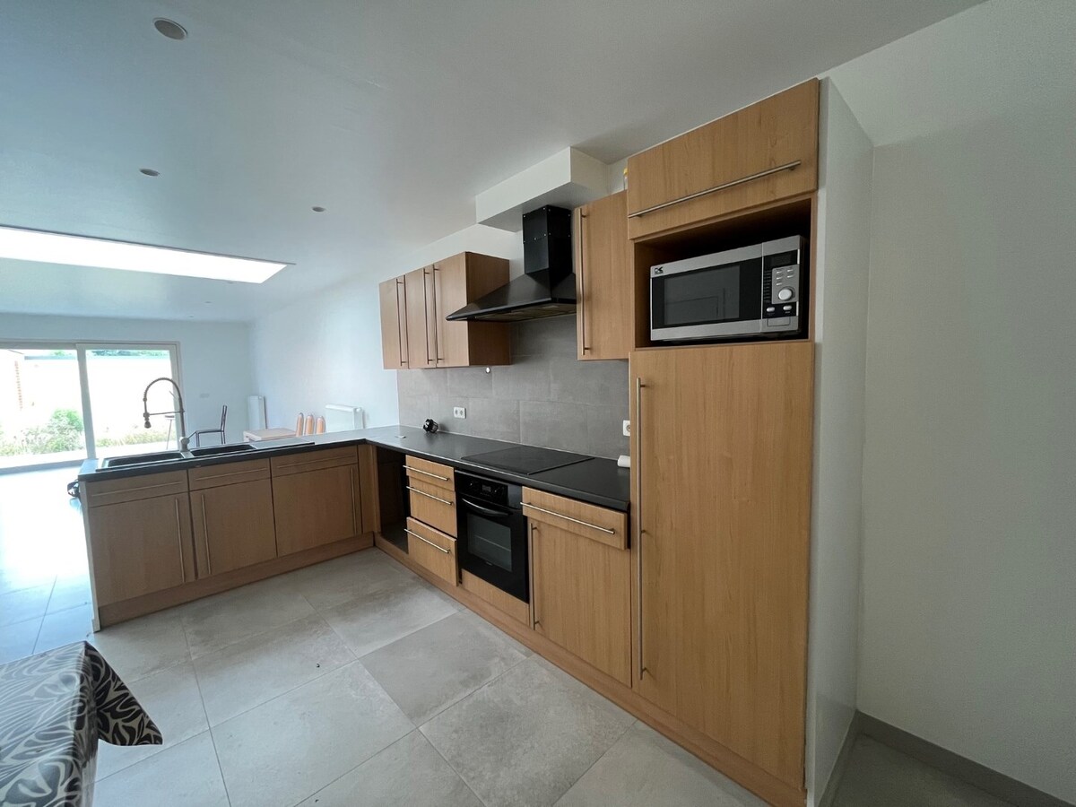 Centraal gelegen, verzorgde 4 slpk-woning met tuin en grote garage, tussen Rumbeke en Roeselare 