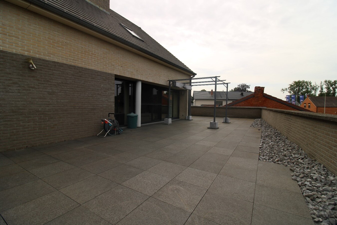 Zeer rustig gelegen ruim appartement met 3 slaapkamers en grote terrassen 