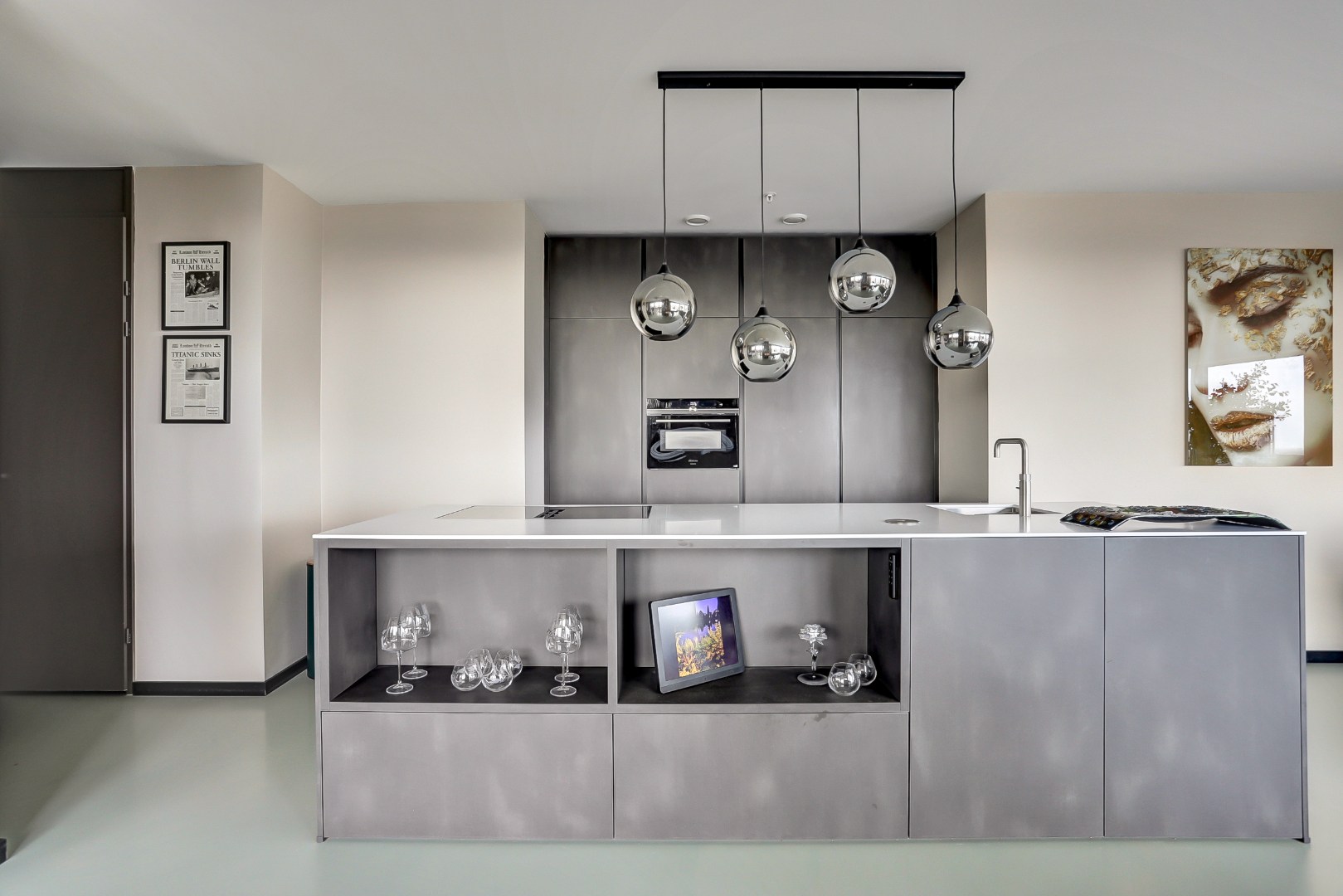 Ultiem luxe wonen in de iconische The CoolTower met spectaculair uitzicht, royaal terras (34 m²) en moderne afwerking in het bruisende hart van Rotterdam! 