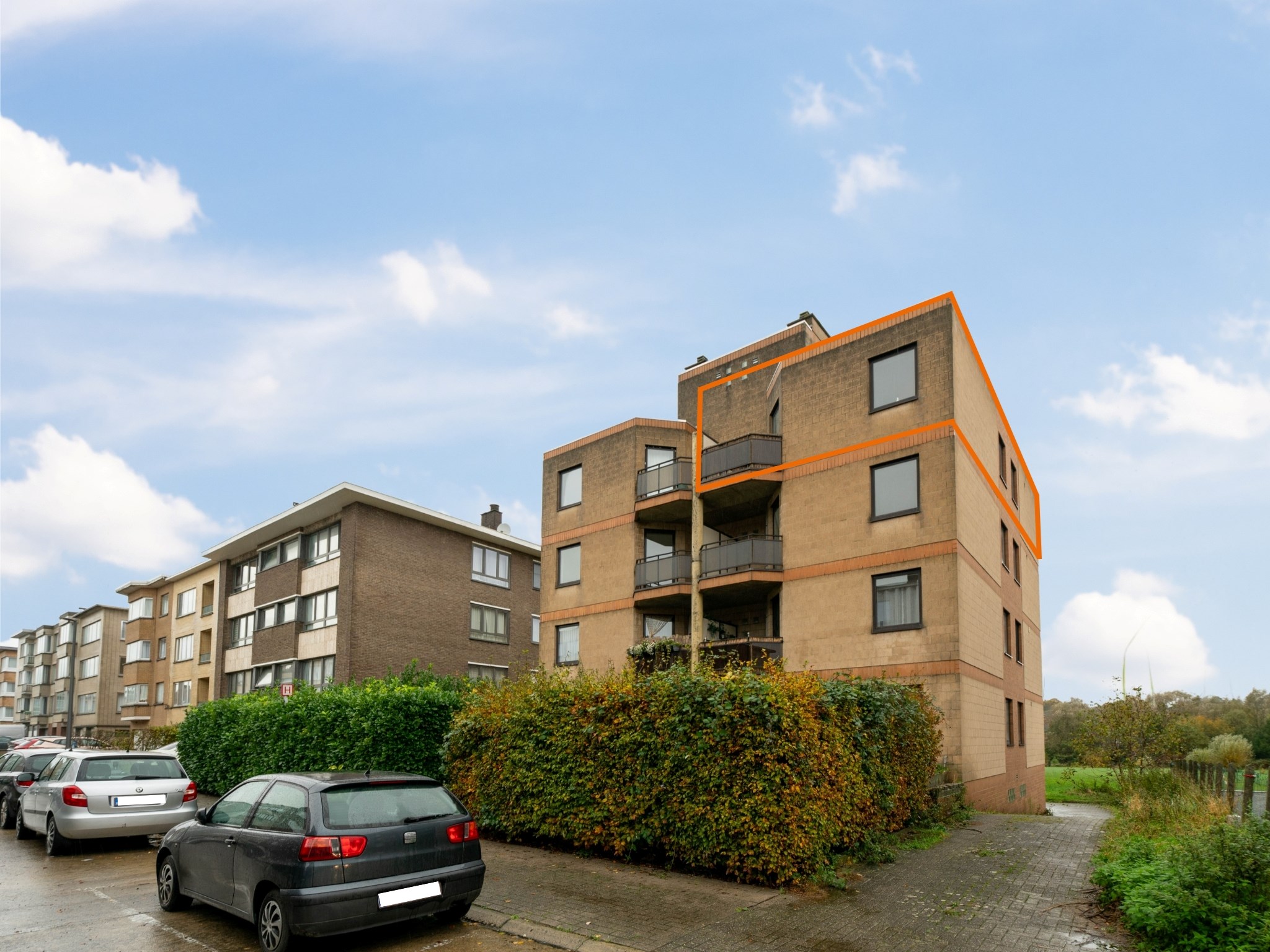 Ruim 2 kamer-appartement met dubbele garage en kelder 