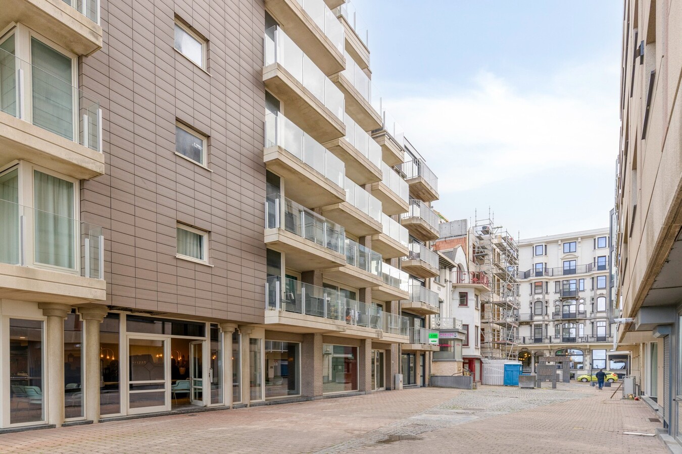 Appartement à la déco moderne situé au 5e étage, rue Ankerweg, à La Panne : un point de départ idéal pour profiter pleinement de la vie au bord de la mer. 
