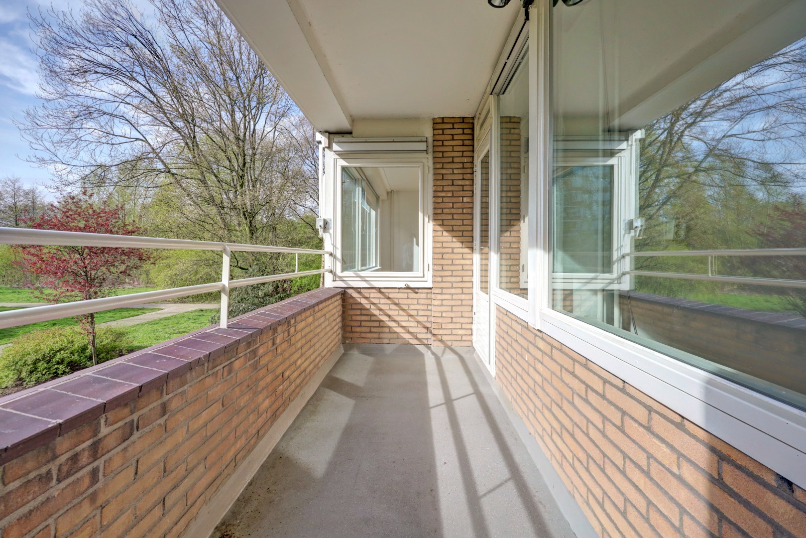 4-kamer appartement op de 1e verdieping, met 2 balkons, berging in de onderbouw en gelegen op eigen grond! 