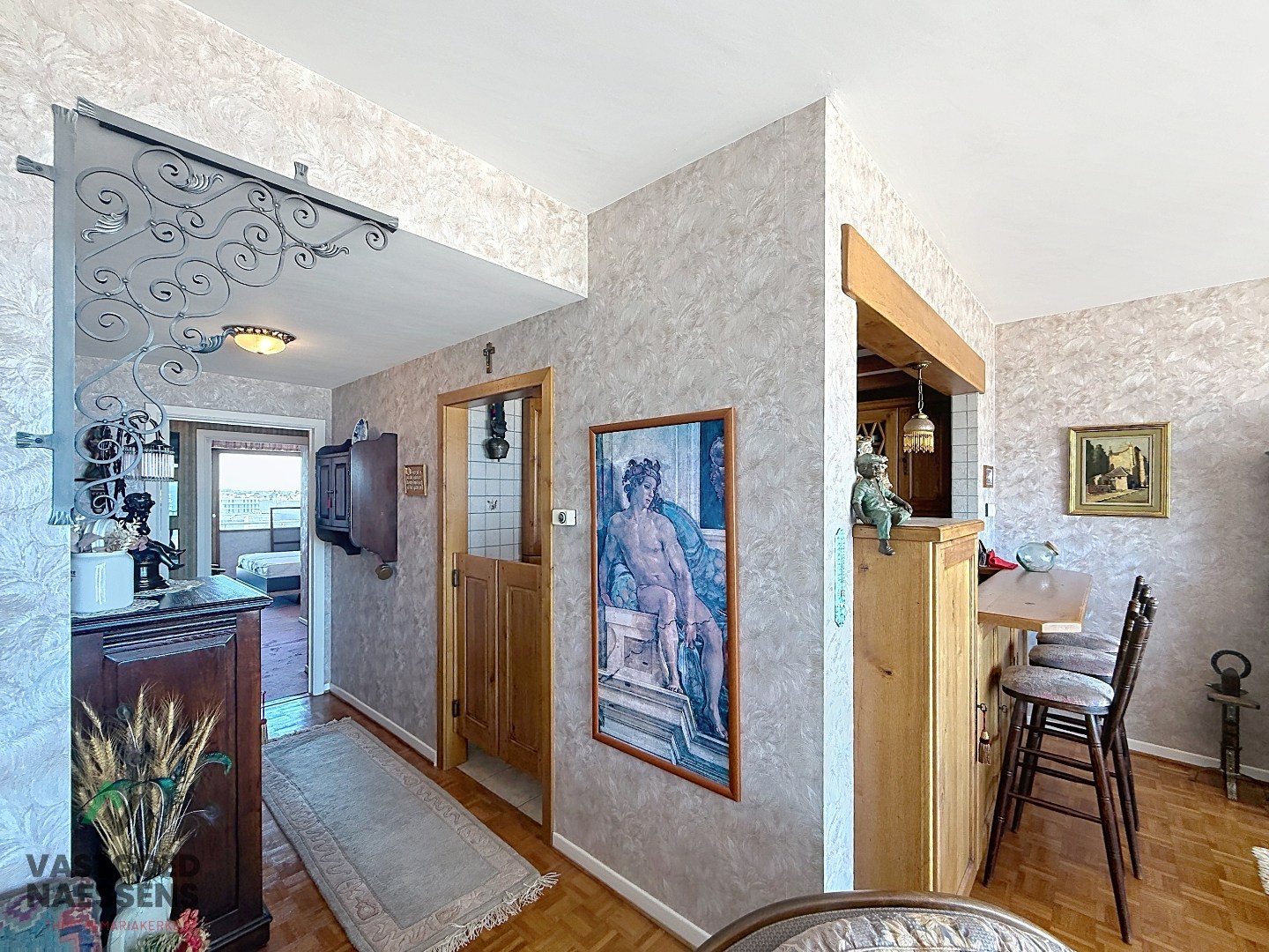 À rénover, appartement d'une chambre avec vue sur la mer et terrasses. 