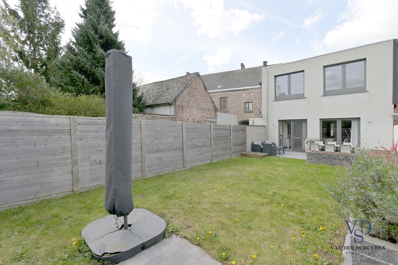 Ruime, instapklare gezinswoning in centrum Gavere. 