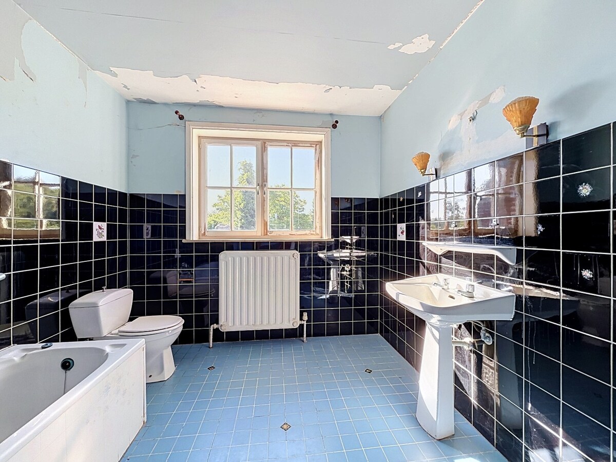 Ruime sixties villa op 3.630m² nabij dorpskern Steenhuize 