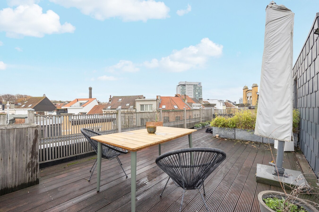 Ruim triplex appt met 2 slpk en dakterras nabij 't Zuid! 