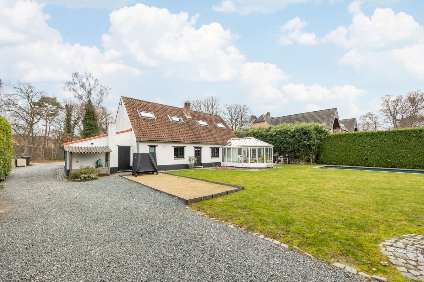 Charmante en ruime woning met zwembad en bijgebouw op toplocatie 